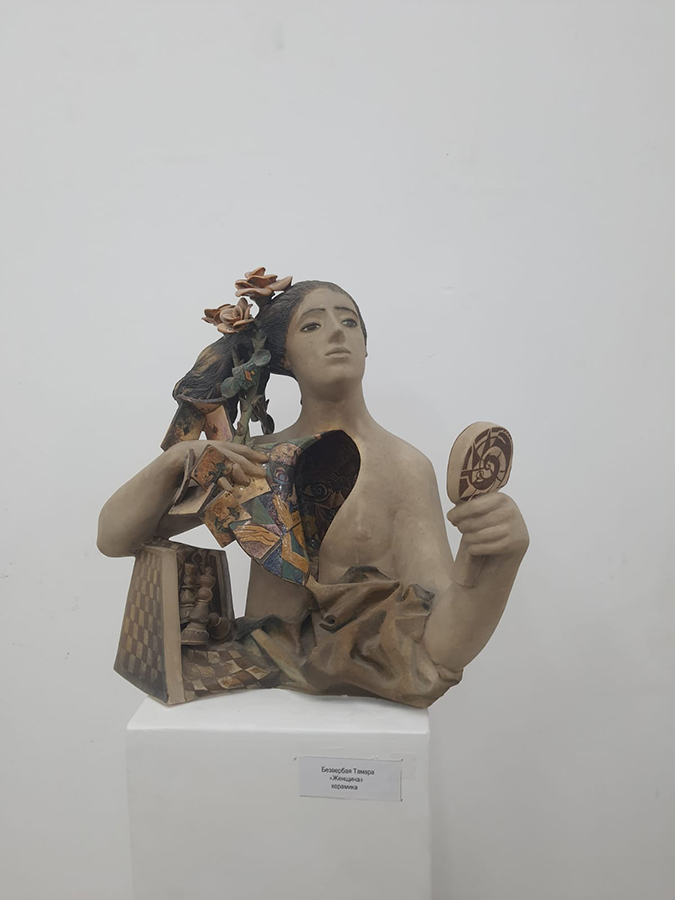 Тамара Безвербая. "Женщина". Керамика. Фото Маргариты Камардиной