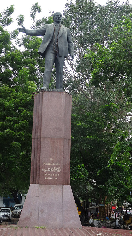 Юрий Орехов. Памятник В.И. Ленину, 1987. Бронза, гранит, высота 12 м. Виджаваяда, Индия
