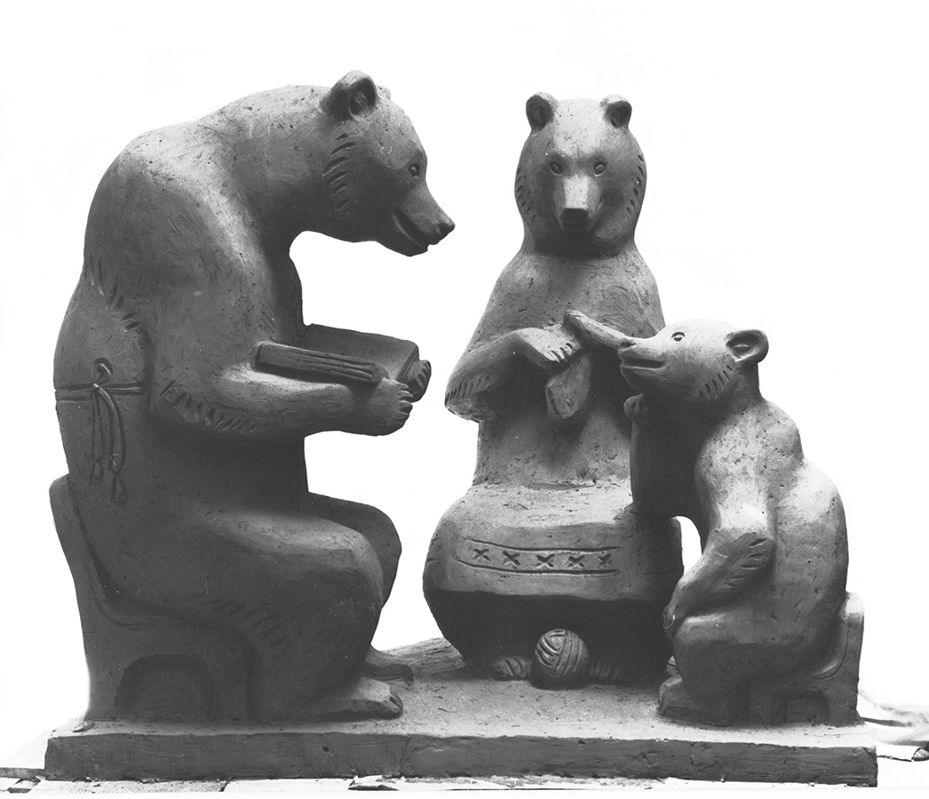 Вера Рунёва. "Три медведя", 1979-1990. Детская площадка. Глина. Фото из архива Веры Рунёвой