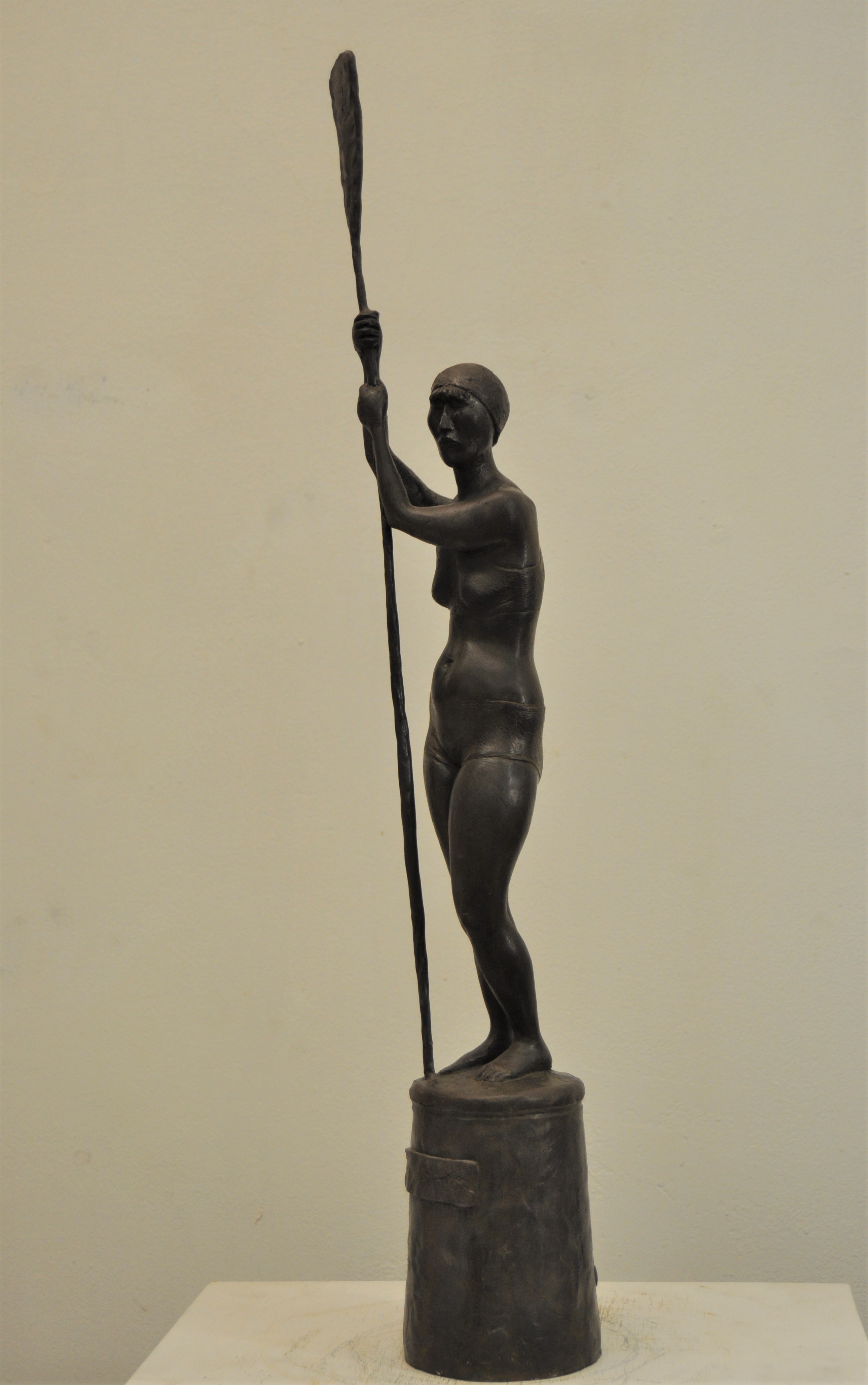 ''Девушка с веслом'', 2008. Бронза, 70х15х20 см