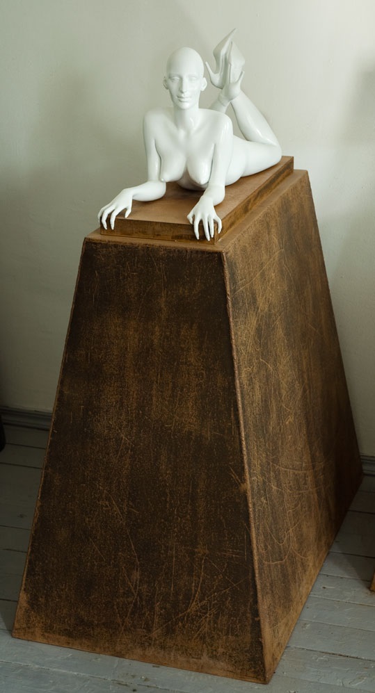 Максим Аксёнов. "Cфинкс" (ракурс), 2009. Из серии "Высокие каблуки". Бронза, тонировка акрилом, подиум - металл. Общая высота 130 см, высота скульптуры 35 см, длина 70 см. Фото из архива Максима Аксёнова