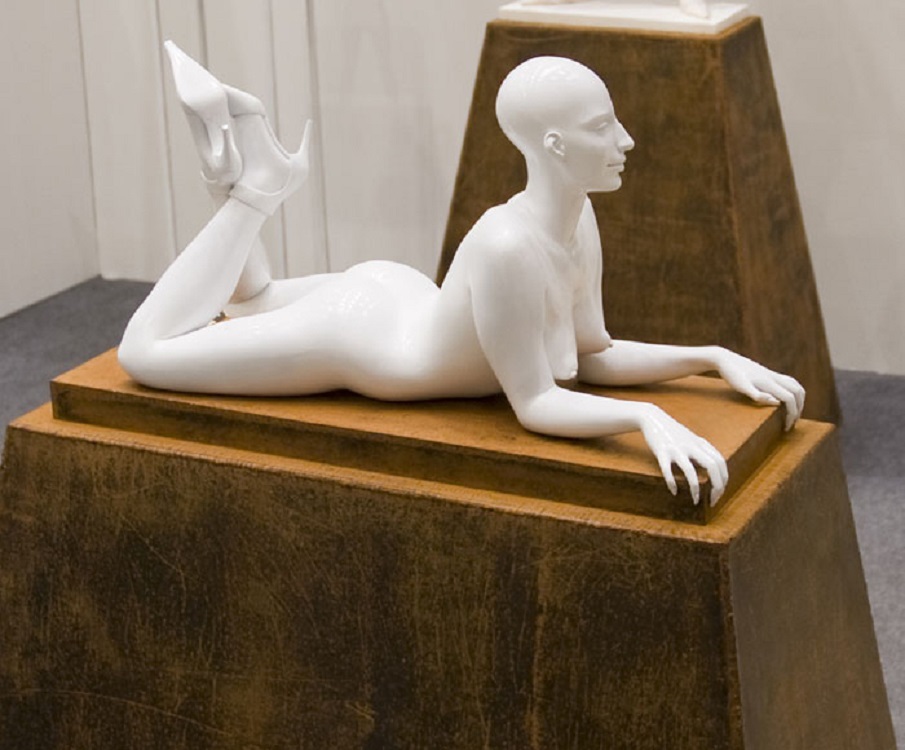 Максим Аксёнов. "Cфинкс" (ракурс), 2009. Из серии "Высокие каблуки". Бронза, тонировка акрилом, подиум - металл. Общая высота 130 см, высота скульптуры 35 см, длина 70 см. Фото из архива Максима Аксёнова