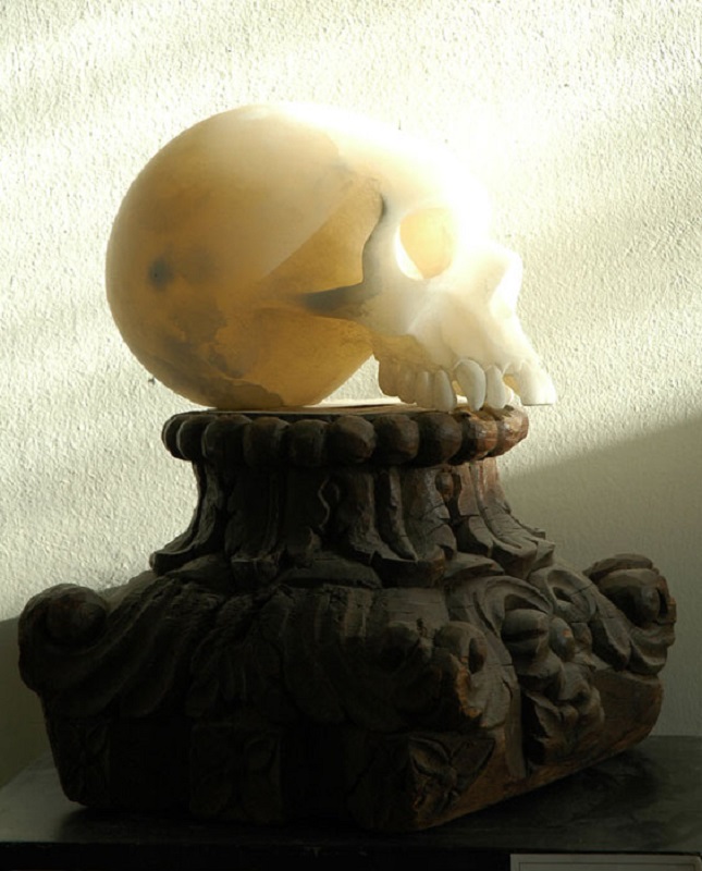 Максим Аксёнов. "Без названия" (ракурс), 2009. Алебастр, дерево, высота 43 см, высота колонны 120 см. Фото из архива Максима Аксёнова