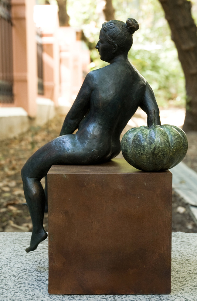 Максим Аксёнов. "Золушка. 10 лет спустя" (ракурс), 2014. Бронза, сталь, патинирование, высота 35 см. Фото из архива Максима Аксёнова
