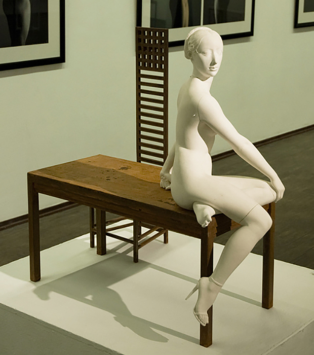 Максим Аксёнов. "Старая сказка. Золушка" (ракурс), 2012. Бронза, тонировка акрилом, стол, стул - металл. Высота 85х70 см. Фото из архива Максима Аксёнова