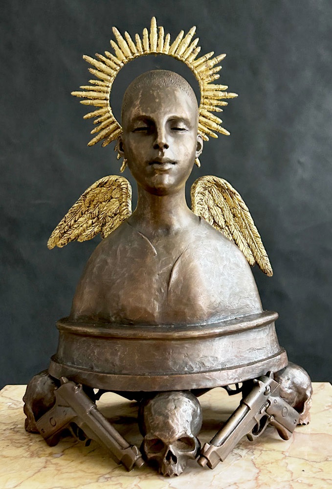 Максим Аксёнов. "Ангел смутного времени", 2024. Бронза, патина, золочение, высота 32 см. Фото из архива Максима Аксёнова