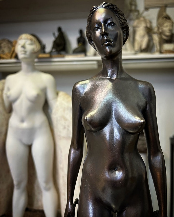 Максим Аксёнов. "Юдифь II" (фрагмент), 2024. Бронза, патина, нержавеющая сталь. Фото из архива Максима Аксёнова