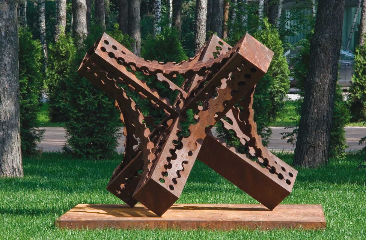 Кирилл Александров. Скульптурная композиция ''Крест'', 2008. Сталь, 220х220х150 см. Курорт ''Пирогово'', Московская область. Фото из архива Кирилла Александрова