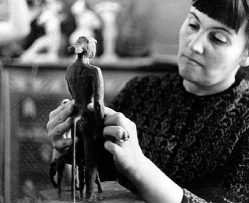 Скульптор Ирина Александрова за работой, 1965. Фото из архива К.Ю. Александрова