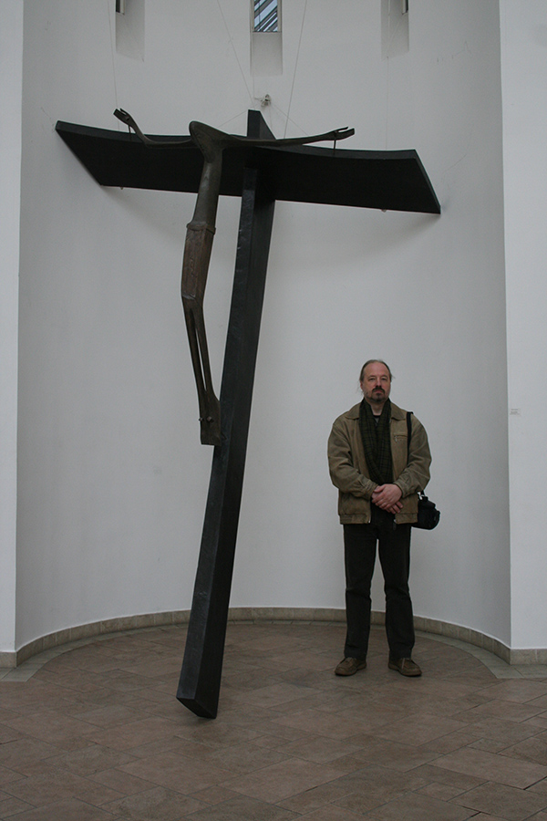 Сергей Антонов. "Крест с распятием", 2006. Дерево, высота 400 см. Экспозиция выставки в театре "Школа драматического искусства", Москва. Фото из архива Сергея Антонова