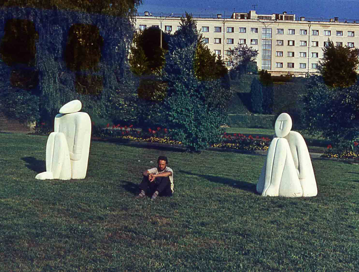 Сергей Антонов. "Двое", 1989. Известняк, высота 190 см. Городской парк, Тернополь, Украина. Фото из архива Сергея Антонова