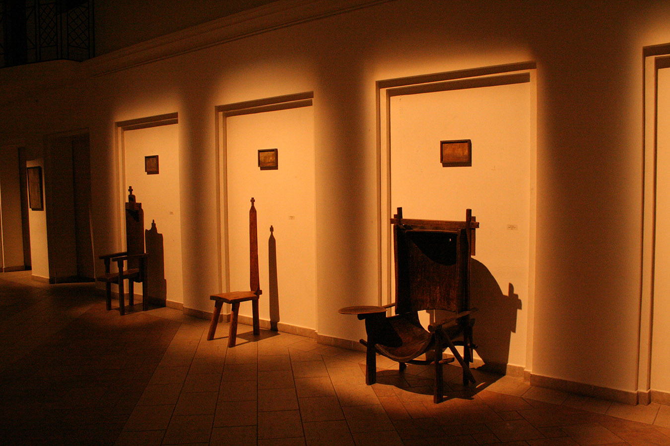 Экспозиция выставки ''Между стульев'', Москва, 2011