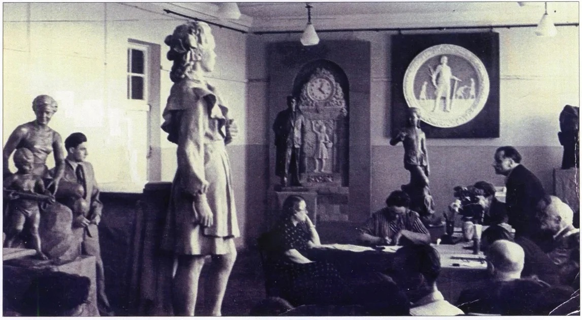 Скульптор Николай Атюнин (слева) защищает диплом - скульптуру для фонтана на тему «Материнство». МИПиДИ, 1950. Фото из каталога "Николай Атюнин. Скульптура", 2007