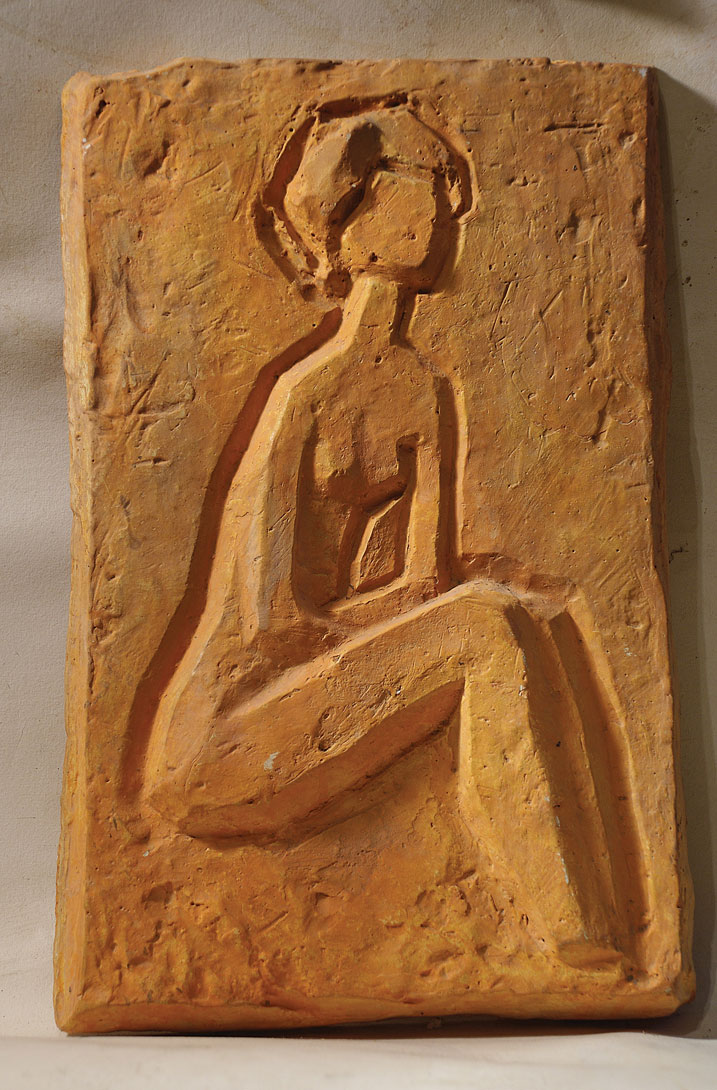Марат Бабин. "Сидящая женщина", 1960. Барельеф. Гипс, 43х24х3 см. Фото Ольги Глухаревой