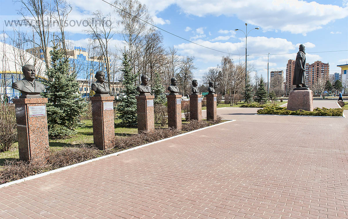 Андрей Балашов. Бюсты почетных жителей города Одинцово Л.Е. Лазутиной, Ю.П. Рахманинова, В.Ф. Толубко, А.А. Галактионова, В.Г. Куренцова, 2007. Бронза, гранит, 1,5 натуральной величины. Одинцово, Московская область