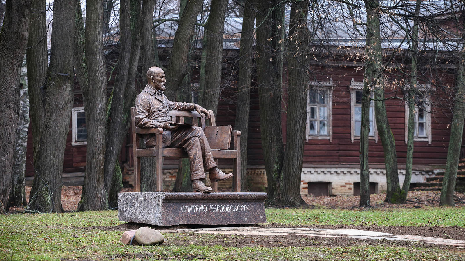 Андрей Балашов. Памятник художнику Д.Н. Кардовскому, 2019. Бронза, гранит, 220х170х130 см. Архитектор В.Б. Бухаев. Переславль-Залесский, Ярославская область. Фото из архива Андрея Балашова