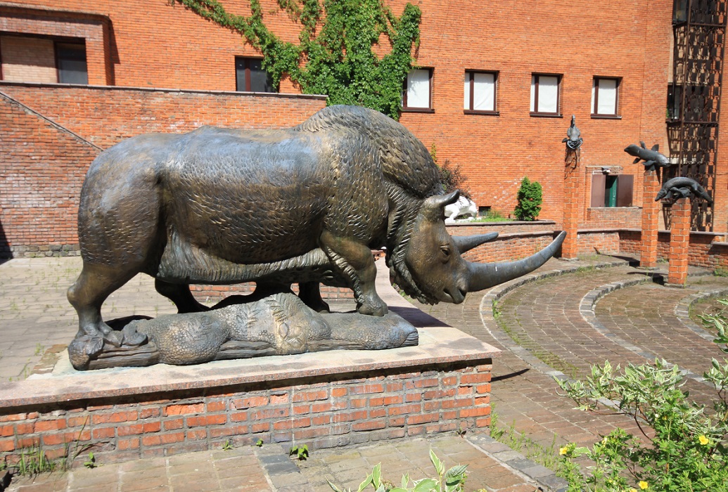 Александр Белашов. ''Шерстистый носорог'', 1985-1987. Бронза, 200х500х100 см.Внутренний двор Палеонтологического музея имени Ю.А. Орлова