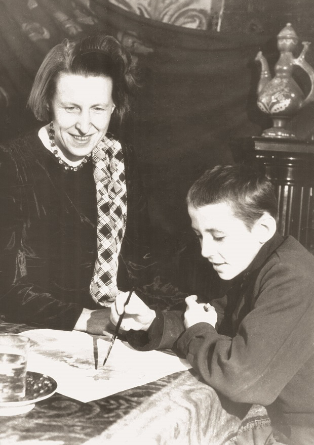 Екатерина Белашова с сыном Александром, 1941 год