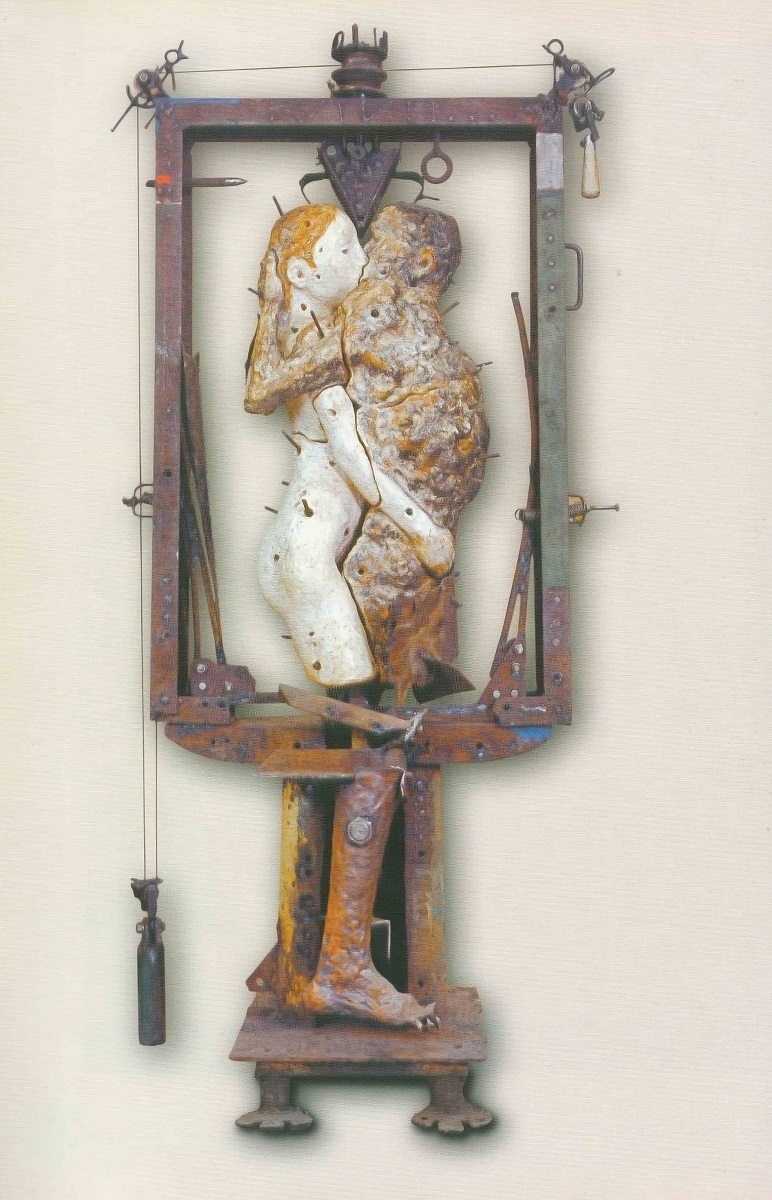 ''Клин'', 1992. Керамика, железо, сварка, 210х90х60 см.Московский музей современного искусства