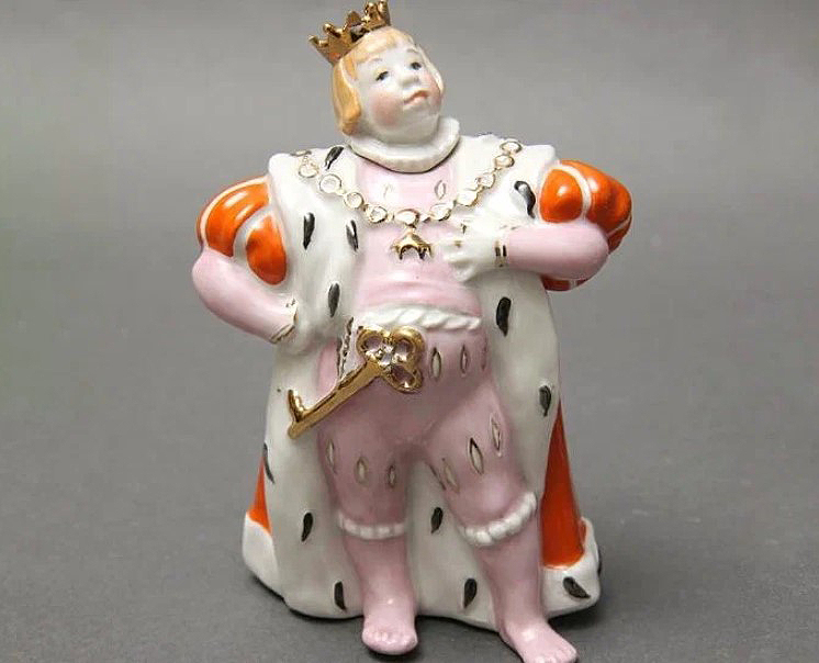 Флакон ''Король'', 1956. Фарфор, роспись надглазурная, золочение, высота с пробкой 12,4 см.Государственный музей керамики в Кусково