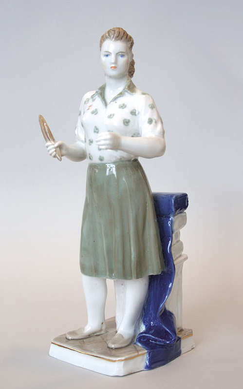 ''Ткачиха'', 1949. Фарфор, роспись подглазурная, золочение, высота 28,7 см.Омский областной музей изобразительных искусств имени А.В. Врубеля
