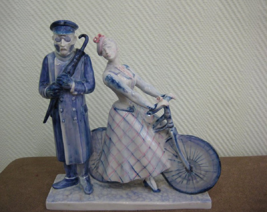 ''Человек в футляре'' (по одноименному рассказу А.П. Чехова), 1978.Фарфор, роспись подглазурная и надглазурная, высота 30 см.Государственный литературно-мемориальный музей-заповедник А.П. Чехова ''Мелихово''