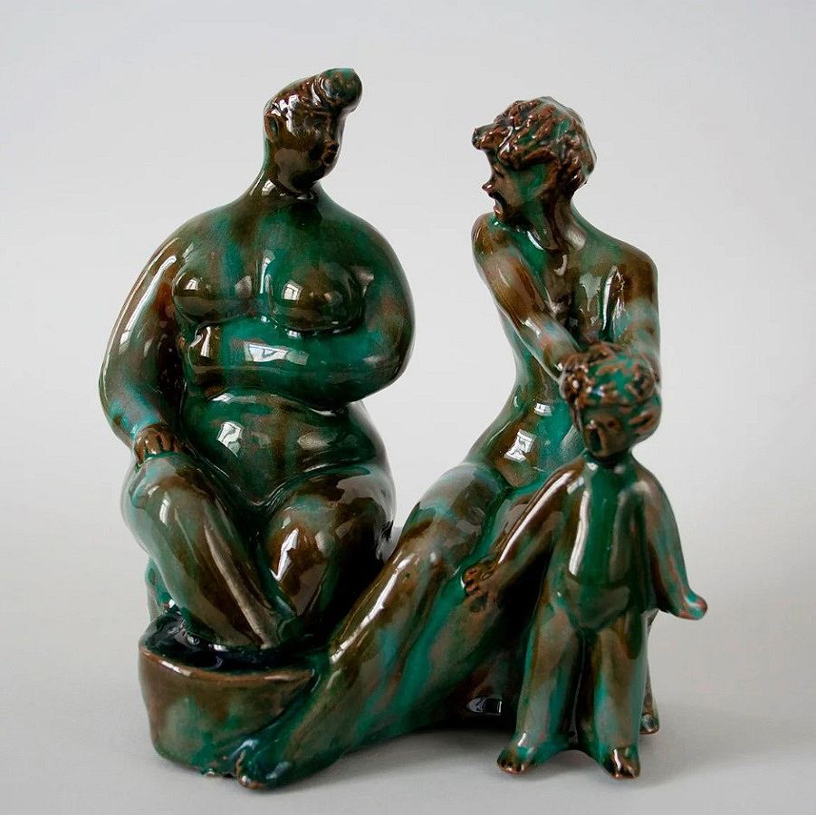 ''Мой ребенок такой нервный'', 1960. Майолика, роспись, высота 16,2 см.Дулевский фарфоровый завод.Омский областной музей изобразительных искусств имени М.А. Врубеля 