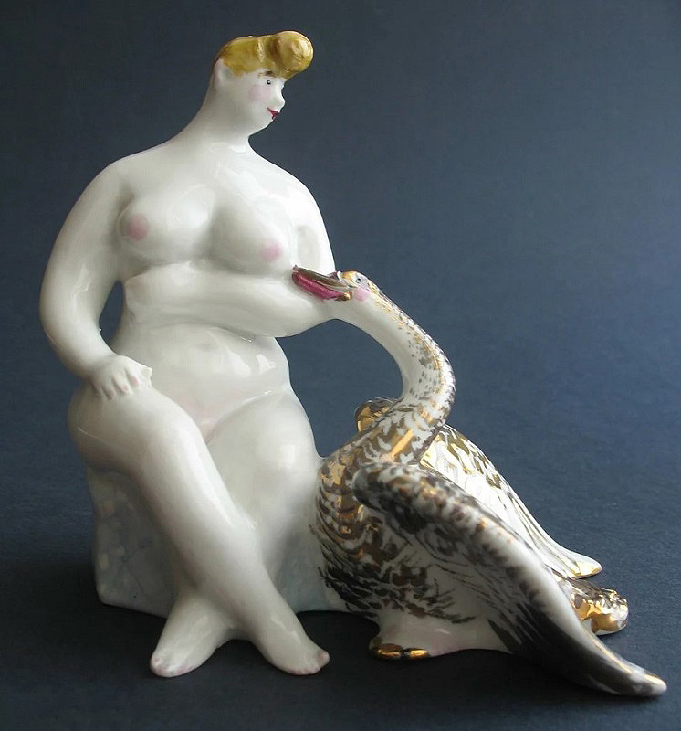 ''Леда и лебедь'', конец 1960-х. Фарфор, роспись, позолота, высота 14,5  см.Дулевский фарфоровый завод.Омский областной музей изобразительных искусств имени М.А. Врубеля