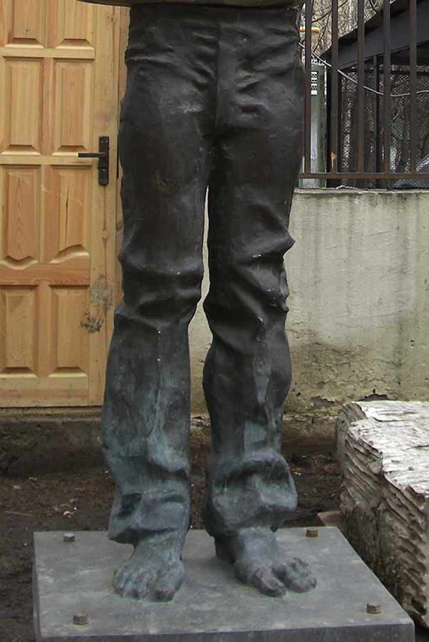 Александр Бурганов. "Ноги", 1984. Бронза, 126х32х25 см. Московский государственный музей "Дом Бурганова"