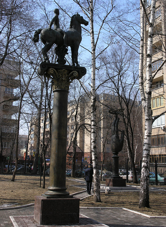 Александр Бурганов. "Юность", 1987. Бронза, 500х150х100 см. Московский государственный музей "Дом Бурганова"