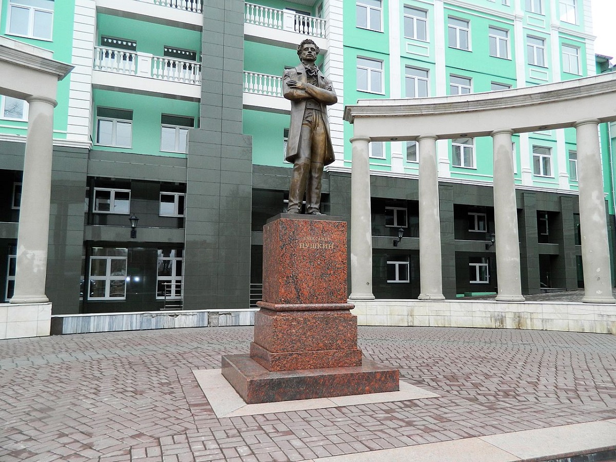 Памятник А.С. Пушкину, 2003. Бронза, гранит. Совместно с И.А. Бургановым. Ижевск