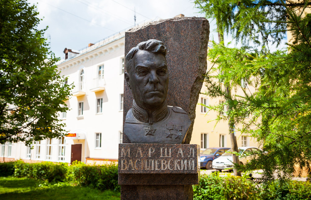 Сергей Бычков. Памятник Маршалу Советского Союза Александру Василевскому, 2006. Бронза, гранит. Вичуга, Ивановская область. Фото Василия Никитинского