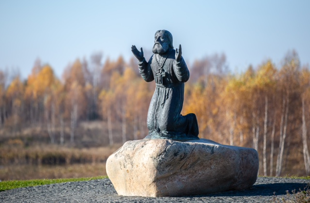 Сергей Бычков. "Скульптурный образ преподобного Серафима Саровского", 2017. Бронза, дикий камень. Село Годеново, Ярославская область