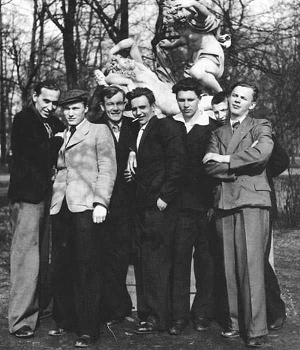 Летний сад, Ленинград, 1948. Алексей Цветков - в центре