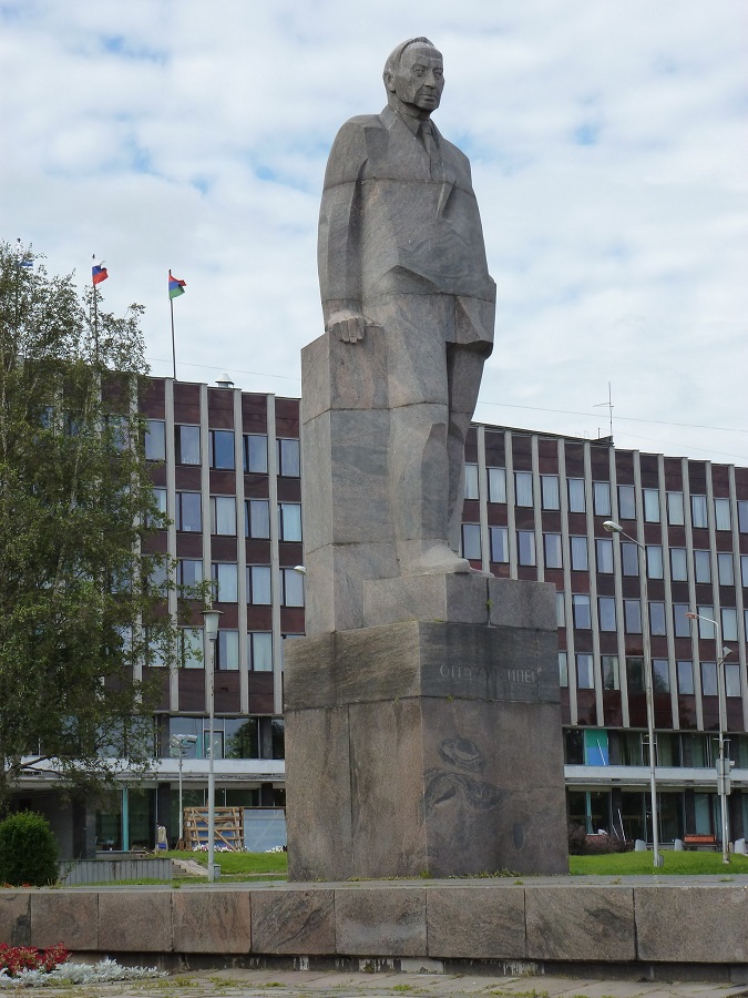 Борис Дюжев. Памятник государственному деятелю О.В. Куусинену, 1973. Гранит, высота 270 см. Архитекторы А.А. Заварзин, Е. Кулаба. Петрозаводск, Карелия