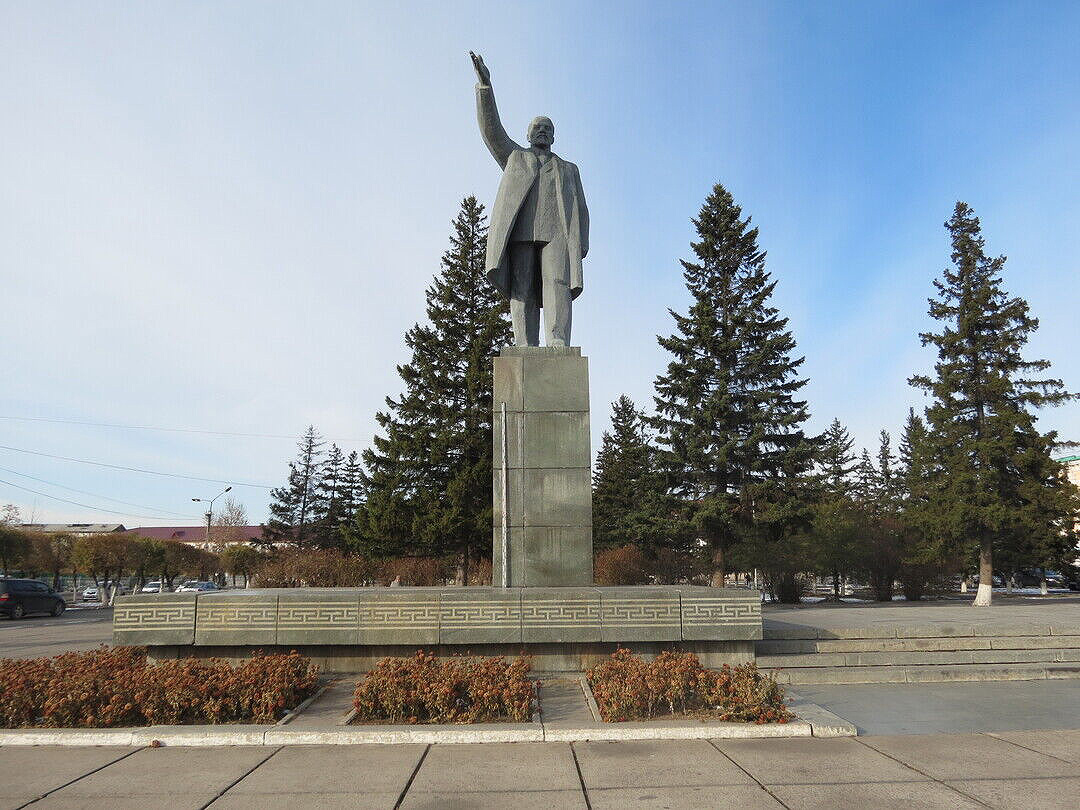 Борис Дюжев. Памятник В.И. Ленину, 1970. Бронза, высота фигуры 525 см. Архитектор А.А. Заварзин. Кызыл, Тува