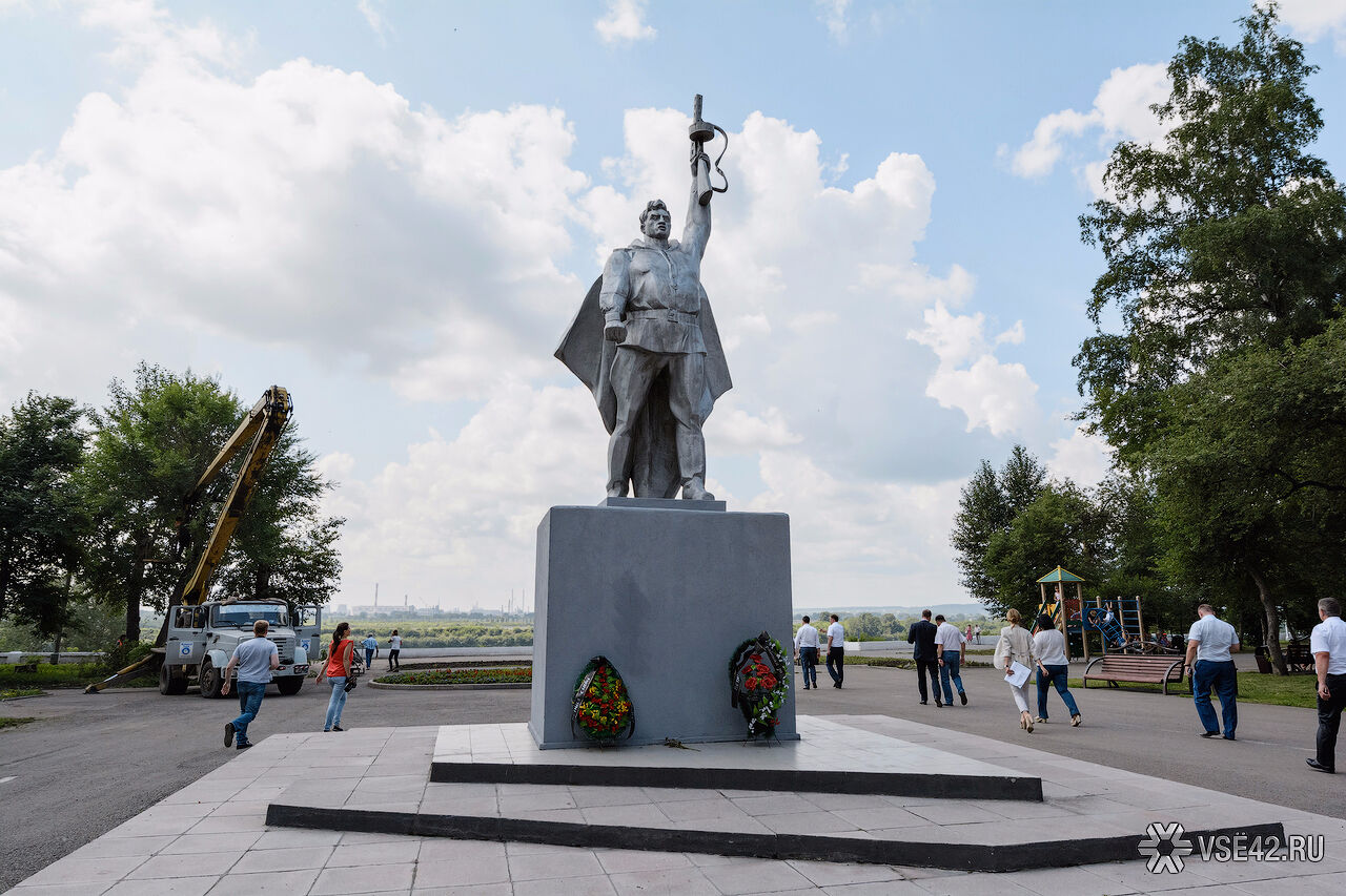 Борис Дюжев. Памятник Победе, 1985. Алюминий. Кемерово