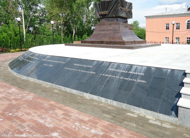 Валерия Доброхотова. Памятник Живым и павшим воинам и участникам локальных конфликтов (фрагмент 2), 2015. Бронза, гранит. В соавторстве с К. Константиновым. Фрязино, Московская область