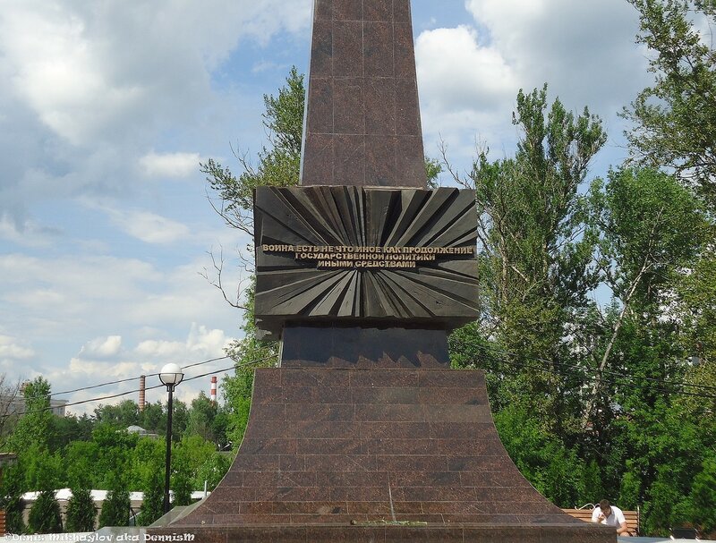 Валерия Доброхотова. Памятник Живым и павшим воинам и участникам локальных конфликтов (фрагмент), 2015. Бронза, гранит. В соавторстве с К. Константиновым. Фрязино, Московская область