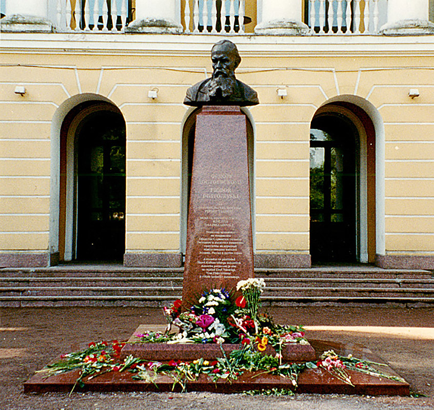 Валерий Евдокимов. Памятник Ф.М. Достоевскому, 2002. Гранит, высота 350 см. Таллин, Эстония. Фото: сайт Валерия Евдокимова