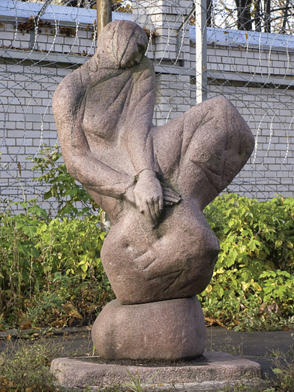 Валерий Евдокимов. "Память", 1988. Гранит, высота 210 см. Подольск, Московская область. Фото: сайт Валерия Евдокимова 