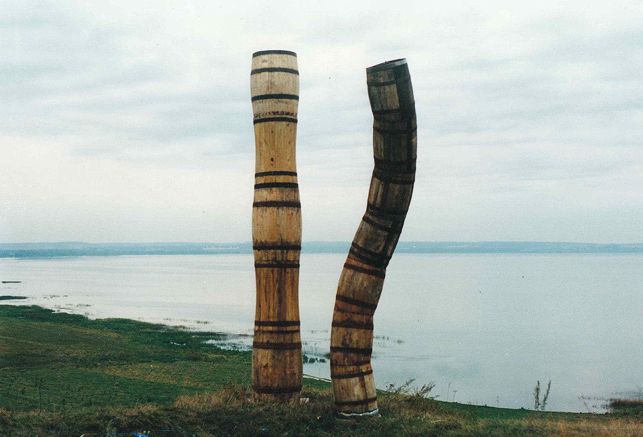 Владимир Говорков. "Дуэт", 1994. Бочки, дерево, металл, 390х80 см, 380х129 см. Окрестности Плещеева озера, Ярославская область. Фото из архива Владимира Говоркова