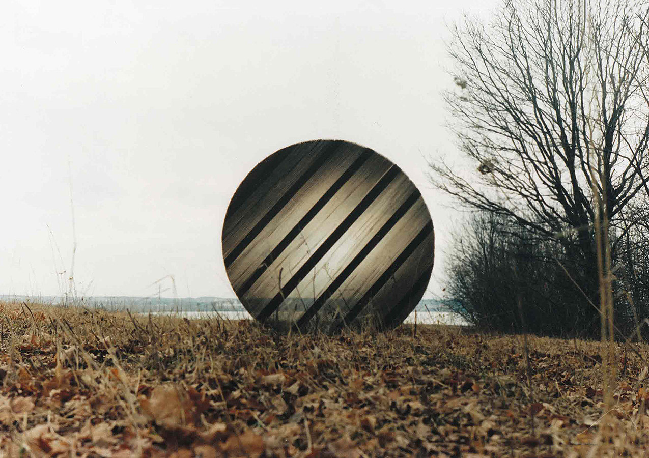 Владимир Говорков. "НЛО", 1996. Гофрокартон, 140х140х6 см. Окрестности Плещеева озера, Ярославская область. Фото из архива Владимира Говоркова