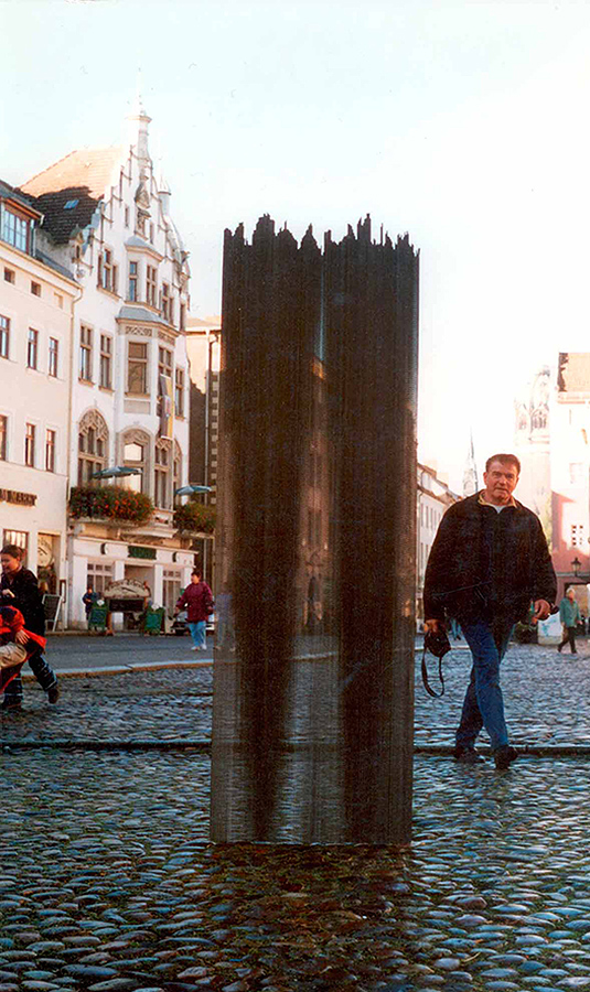 Владимир Говорков. "W" (ракурс), 2000. Гофрокартон, 210х80х4 см. Лютерштадт-Виттенберг, Германия. Фото из архива Владимира Говоркова