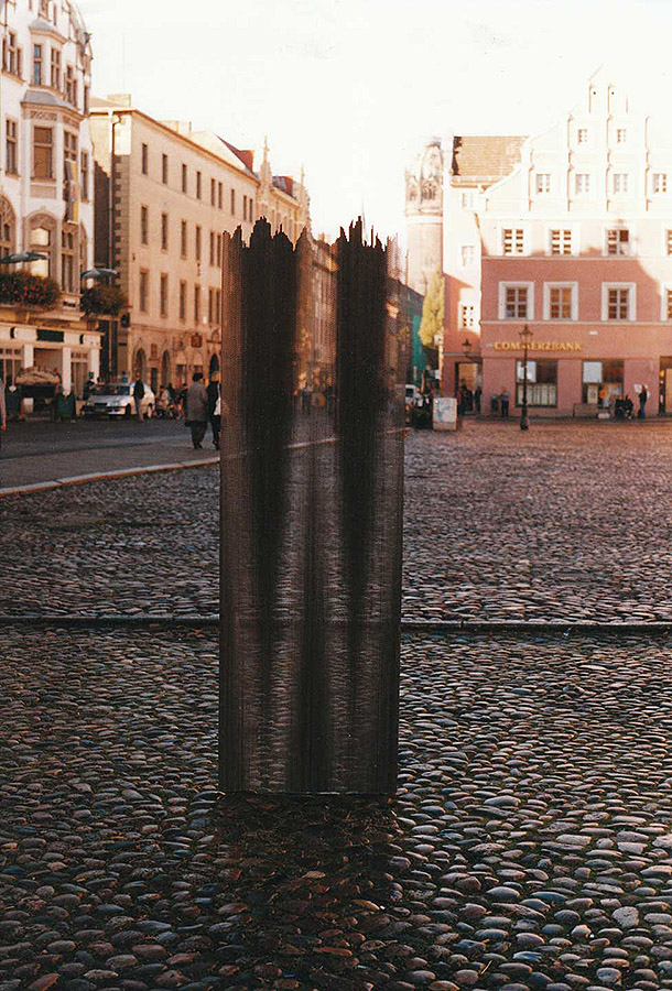 Владимир Говорков. "W", 2000. Гофрокартон, 210х80х4 см. Лютерштадт-Виттенберг, Германия. Фото из архива Владимира Говоркова