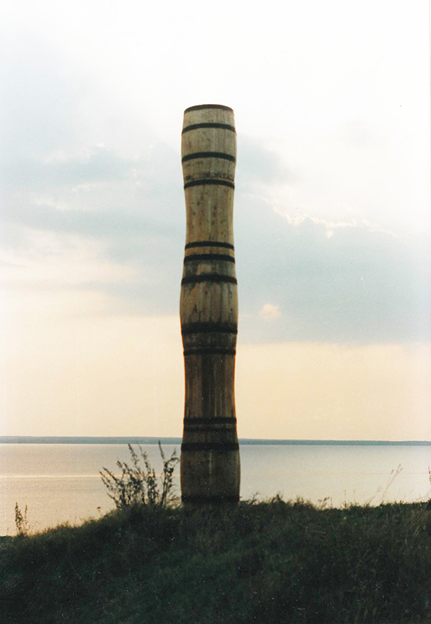 Владимир Говорков. "Дыхание", 1994. Дерево, бочки, металл, 390х80 см. Окрестности Переславля-Залесского, Ярославская область. Фото из архива Владимира Говоркова