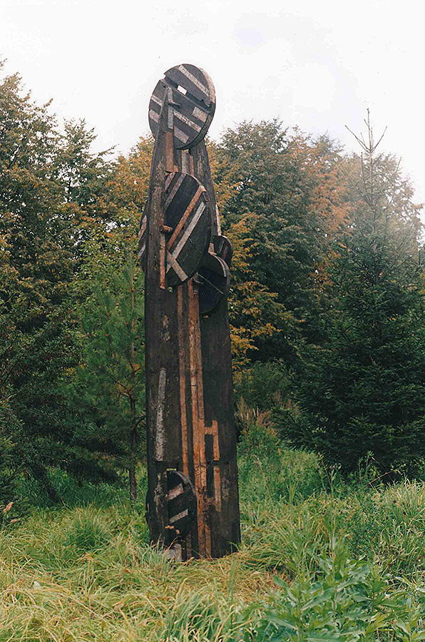 Владимир Говорков. ''Коперник'', 1993. Дерево, металл, акрил, 350х80х64 см. Окрестности Переславля-Залесского, Ярославская область. Фото из архива Владимира Говоркова