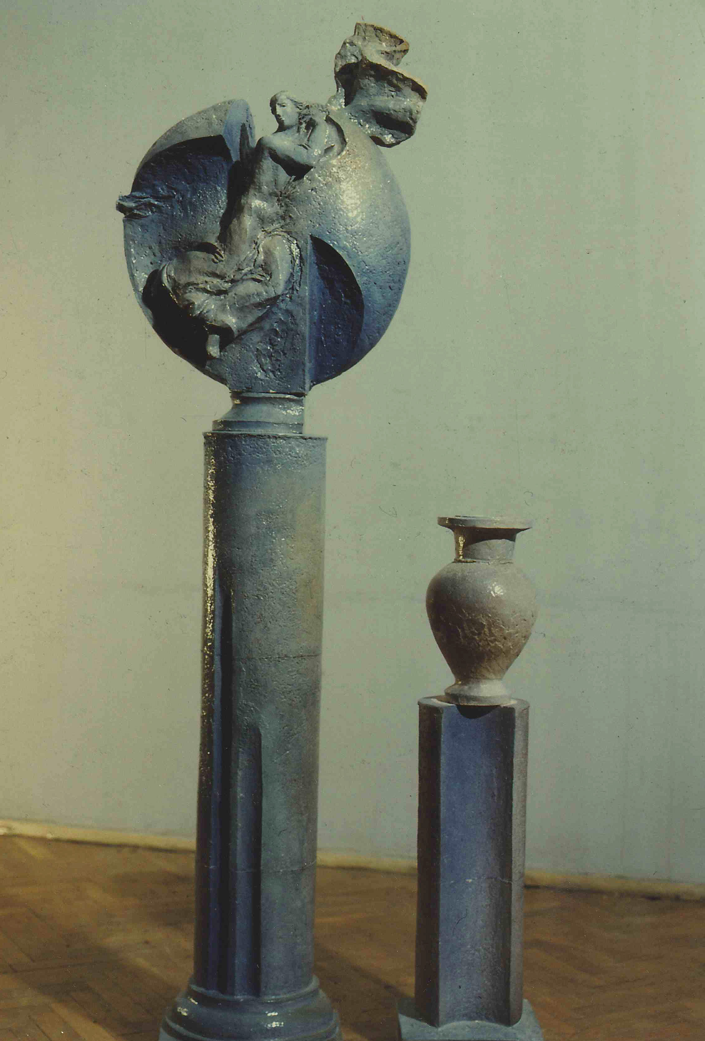 ''Водная стихия'', 1989. Шамот, глазури, ангобы, 245х45х70 см.Кемеровский государственный университет