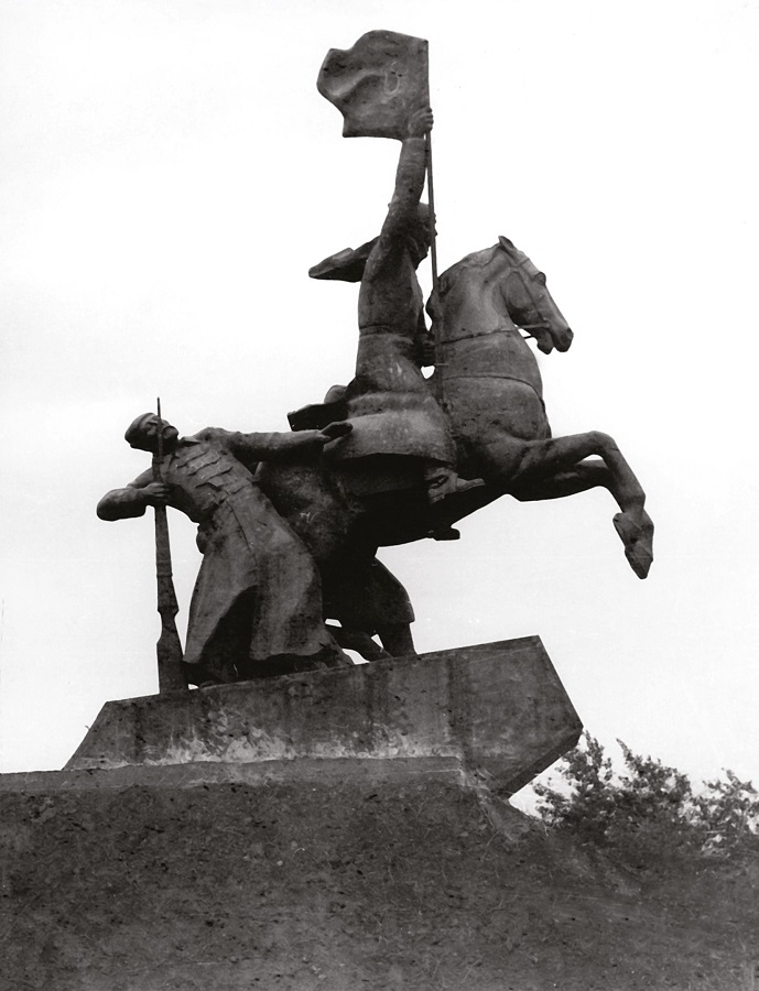 Николай Иванов. Памятник погибшим в Гражданскую и Великую Отечественную войны, 1984. Медь. Архитектор Н.А. Ковальчук. Кизляр, Республика Дагестан. Фото из архива Николая Иванова