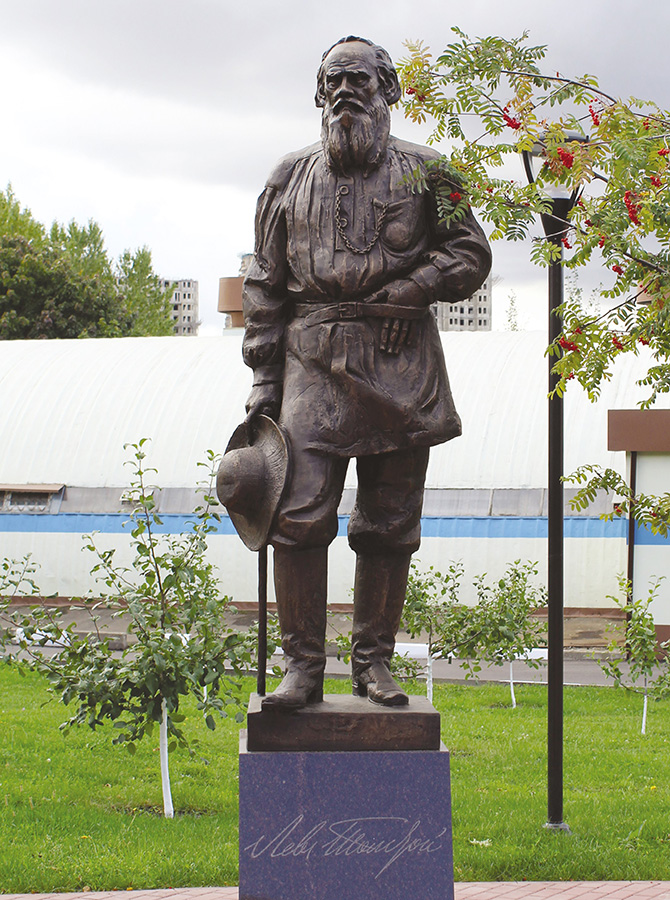 Николай Иванов. Памятник Л.Н. Толстому, 2019. Бронза, камень. МГИМО, Москва. Фото из архива Николая Иванова